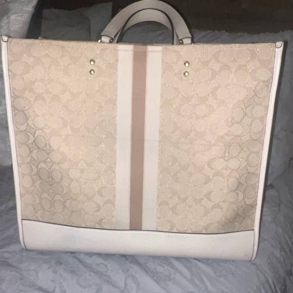 COPY - Coach Dempsey Tote 40 In Signature Jacquard With Stripe And Coach Patch - Picture 3 of 3